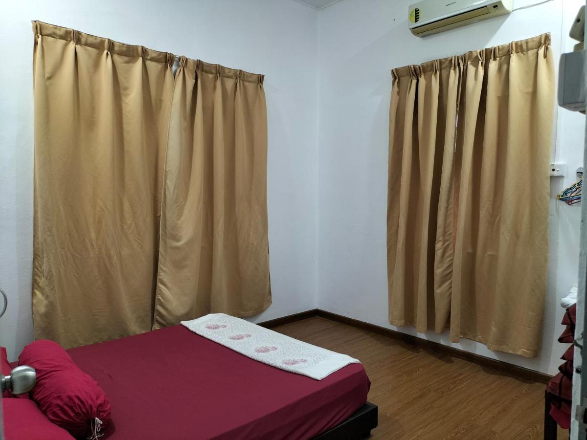 Che Na Homestay Pontian Pontian Kecil Esterno foto